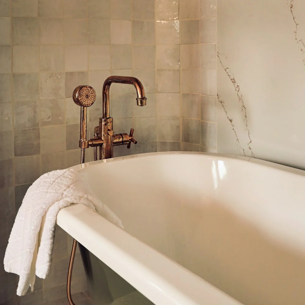 Oval Freestanding Acrylic Bath 1700mm Gloss White